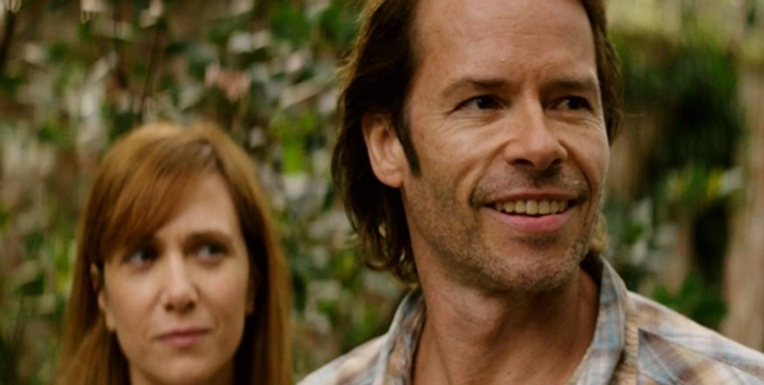 Guy Pearce y Kristen Wiig en hateship-loveship
