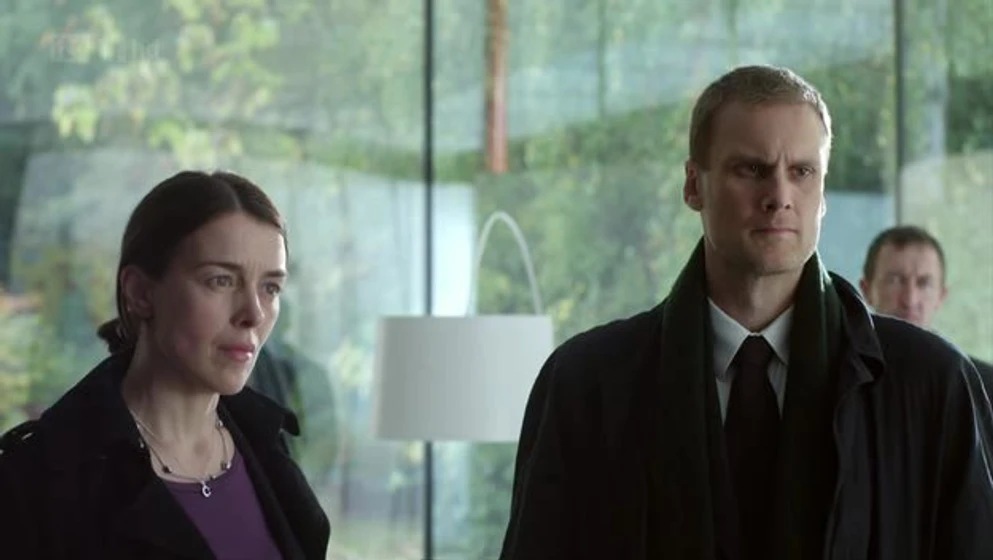 Olivia Williams y Darren Boyd en caso-reservado