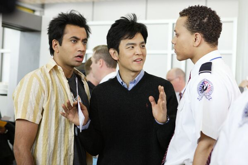 Kal Penn y John Cho en Dos Colgaos Muy Fumaos: Fuga de Guantánamo
