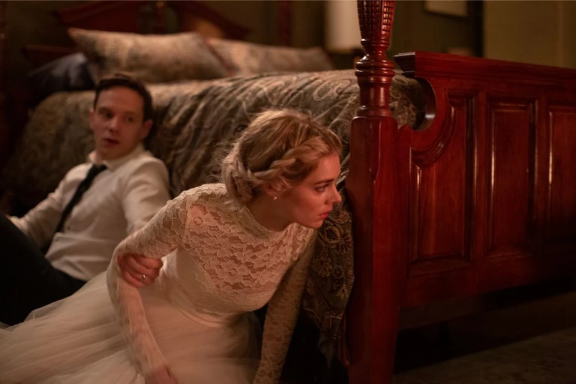 Mark O'Brien y Samara Weaving en noche-de-bodas