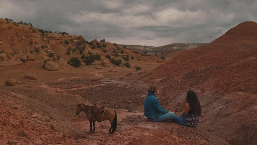Charlie Plummer y Eve Lindley en national-anthem