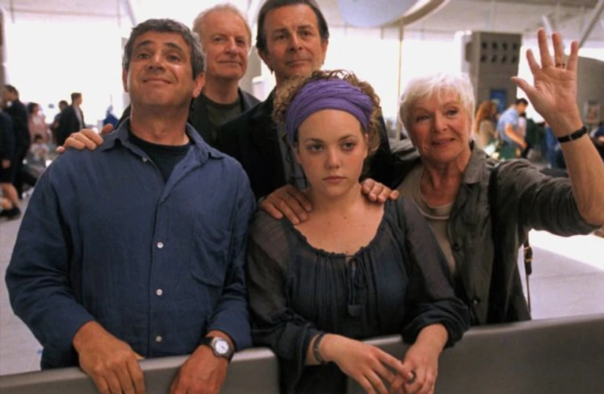 André Dussollier, Michel Boujenah, Roland Giraud y Madeleine Besson en tres-solteros-y-un-biberon-18-anos-despues