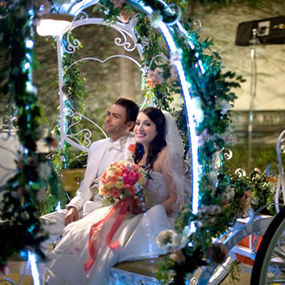 Marla Sokoloff y Kieren Hutchison en Romance entre las Flores