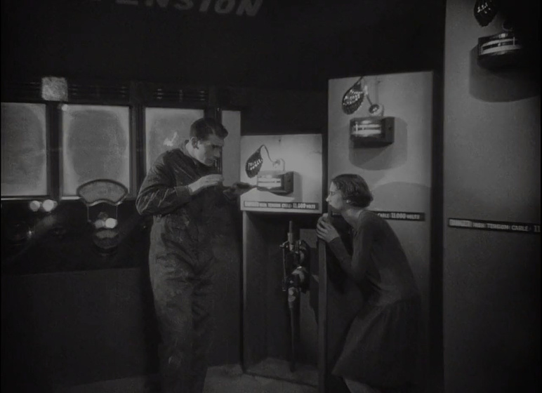 Norah Baring y Cyril McLaglen en Underground