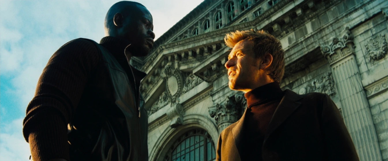 Ewan McGregor y Djimon Hounsou en la-isla-2005