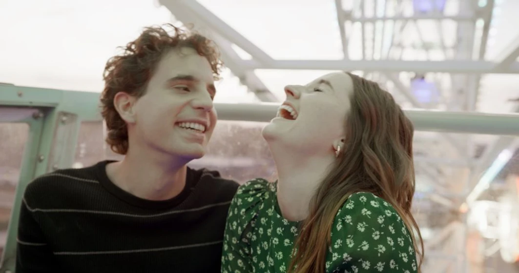 Kaitlyn Dever y Ben Platt en querido-evan-hansen