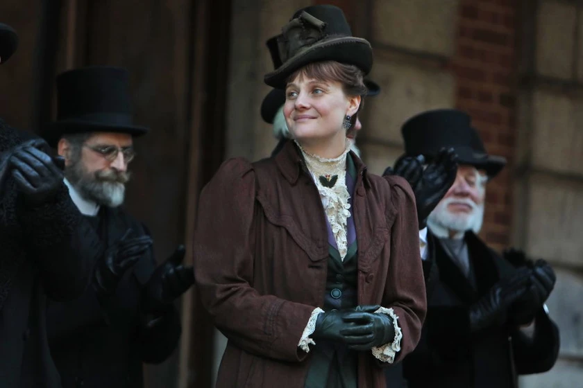 Romola Garai en miss-marx