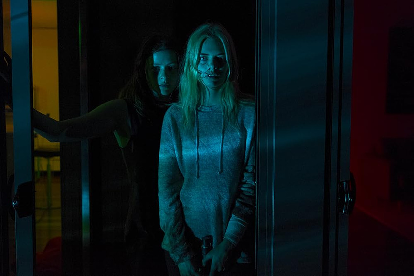 Samara Weaving y Sara West en bad-girl-2016