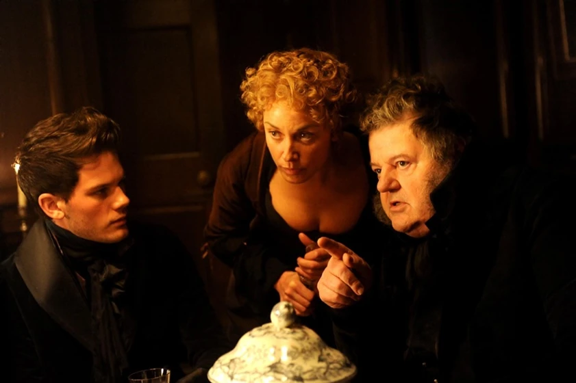 Robbie Coltrane, Tamzin Outhwaite y Jeremy Irvine en Grandes Esperanzas