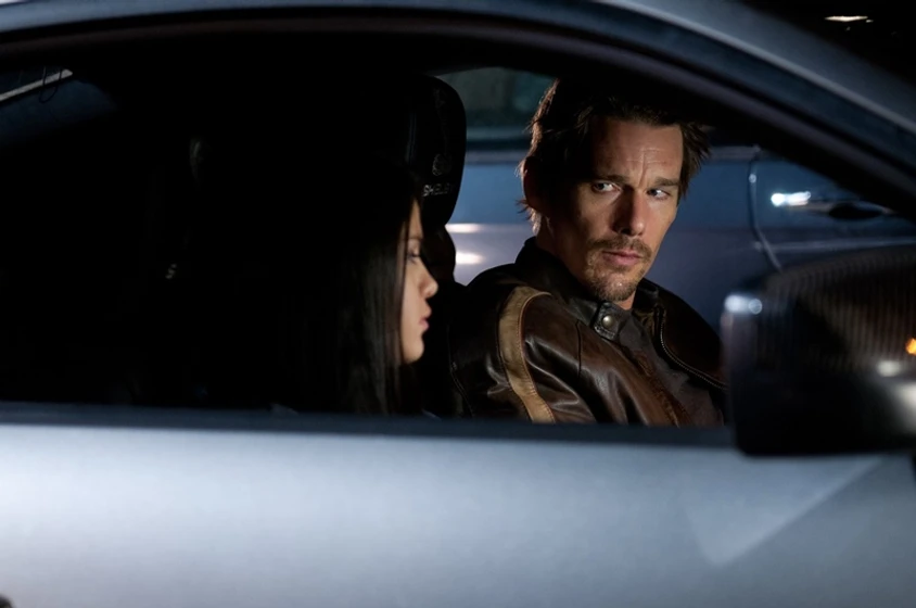 Ethan Hawke y Selena Gomez en tiempo-en-contra
