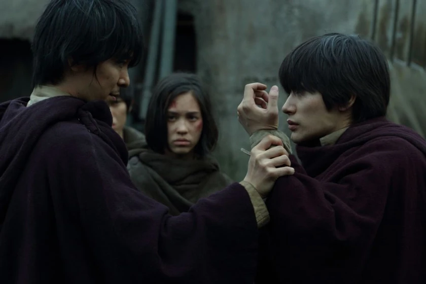 Haruma Miura y Kiko Mizuhara en ataque-a-los-titanes