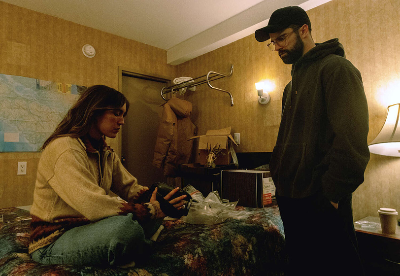 Markian Tarasiuk y Miranda MacDougall en hunting-matthew-nichols