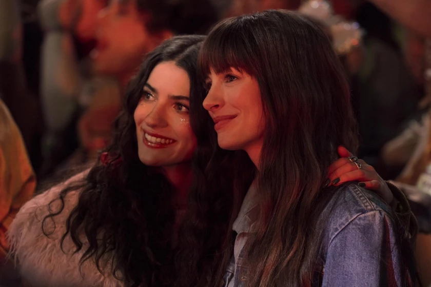 Anne Hathaway y Ella Rubin en la-idea-de-tenerte