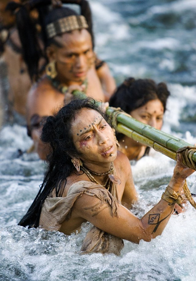 Mayra Serbulo y Ariel Galvan en Apocalypto