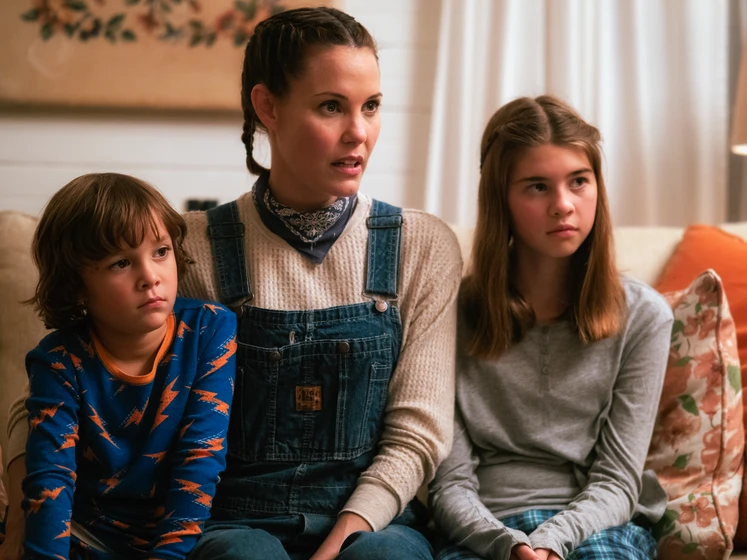 Leslie Bibb, Roxton Garcia y Callie Haverda en una-vida-nueva-2020