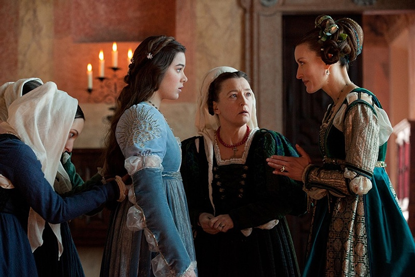 Natascha McElhone, Lesley Manville y Hailee Steinfeld en Romeo and Juliet