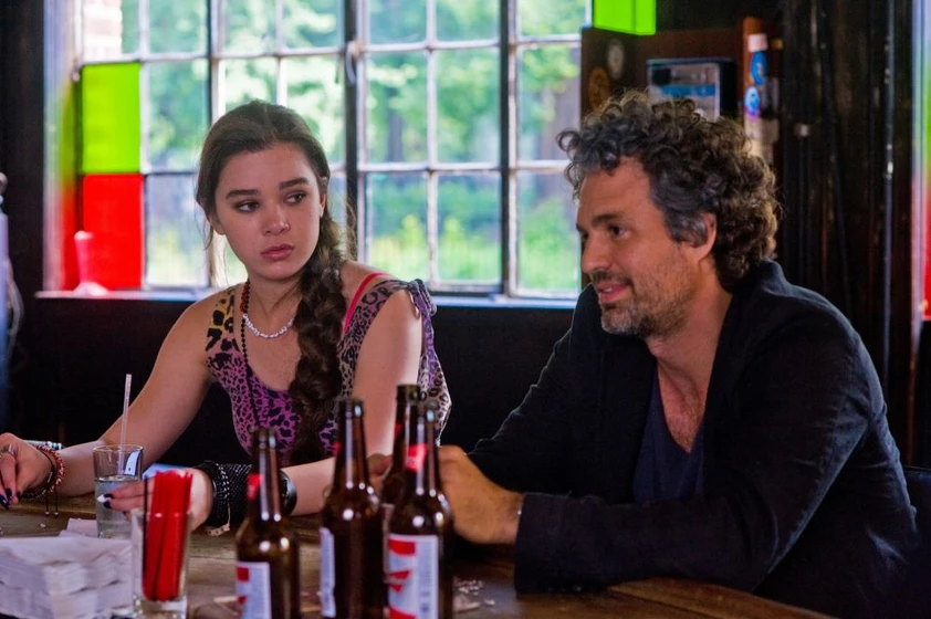 Mark Ruffalo y Hailee Steinfeld en begin-again