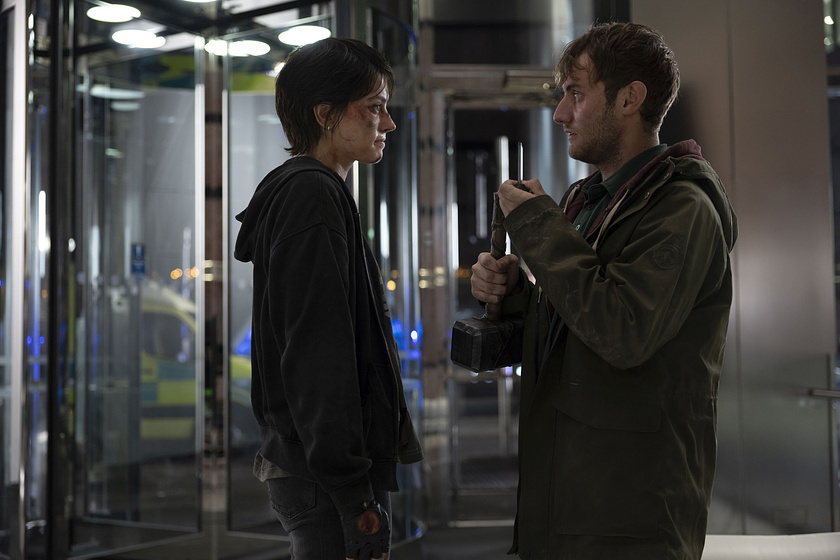 Daisy Ridley y Matthew Tuck en cleaner-rescate-vertical