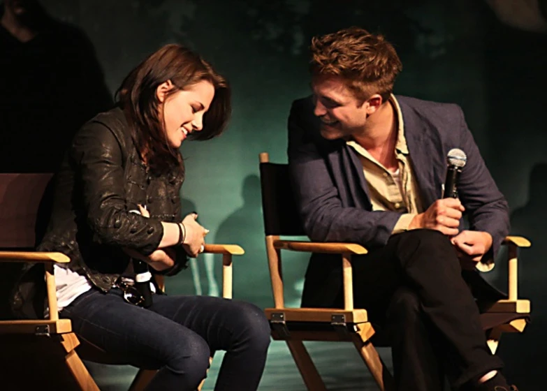 Kristen Stewart y Robert Pattinson en La saga Crepúsculo: Eclipse (Convención Los Ángeles)