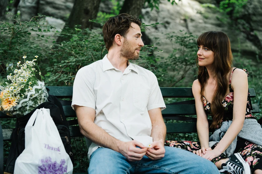 Chris Evans y Dakota Johnson en materialistas