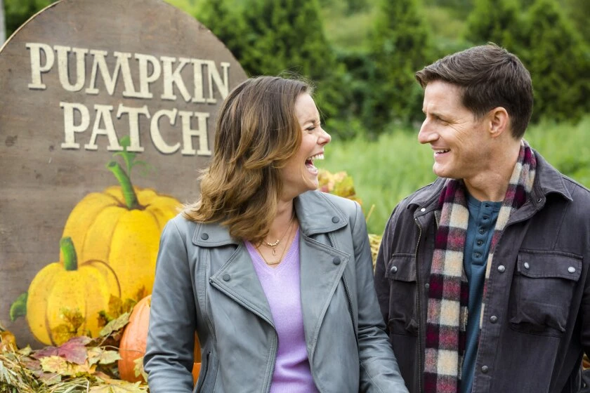 Sam Jaeger y Ashley Williams en un-beso-en-otono