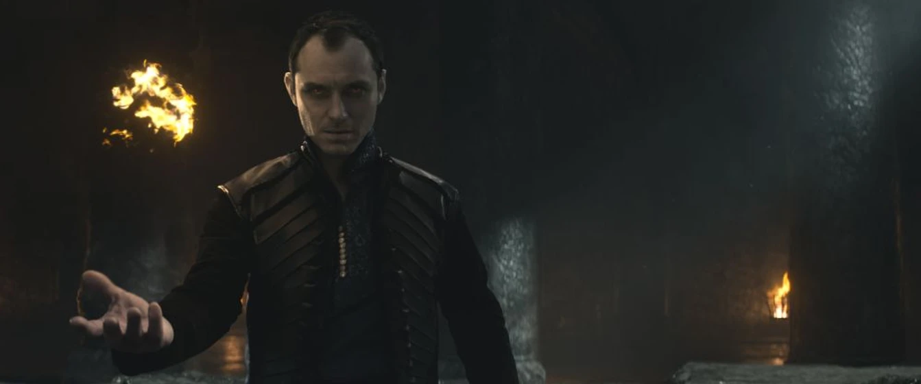 Jude Law en rey-arturo-la-leyenda-de-excalibur