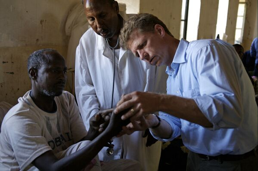 Imagen de Triage: Dr. James Orbinski's Humanitarian Dilemma