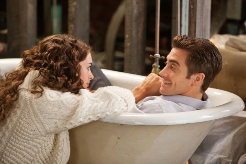 Jake Gyllenhaal y Anne Hathaway en amor-y-otras-drogas