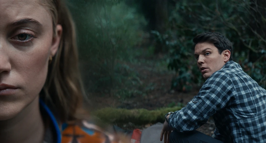 Jake Lacy y Maika Monroe en significant-other