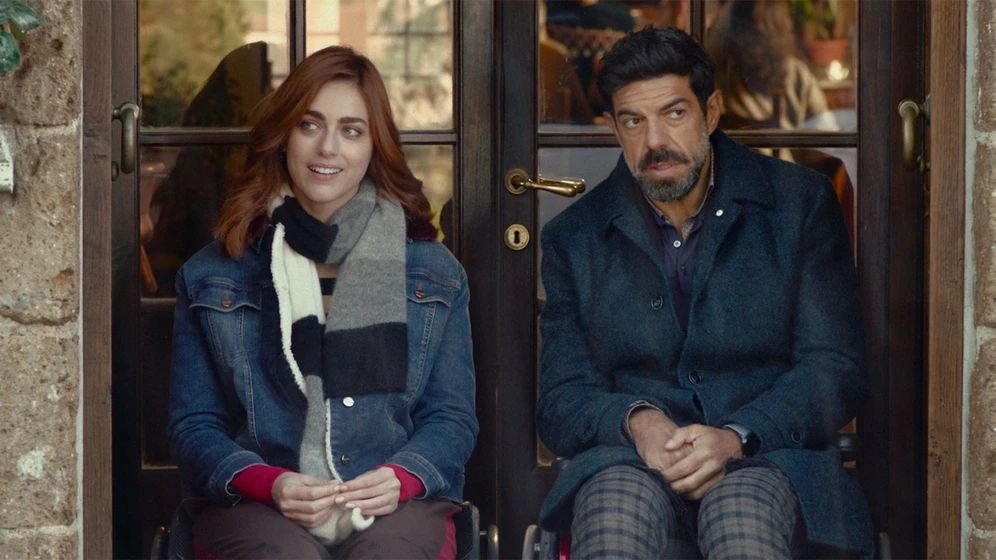 Pierfrancesco Favino y Miriam Leone en rodando-hacia-ti