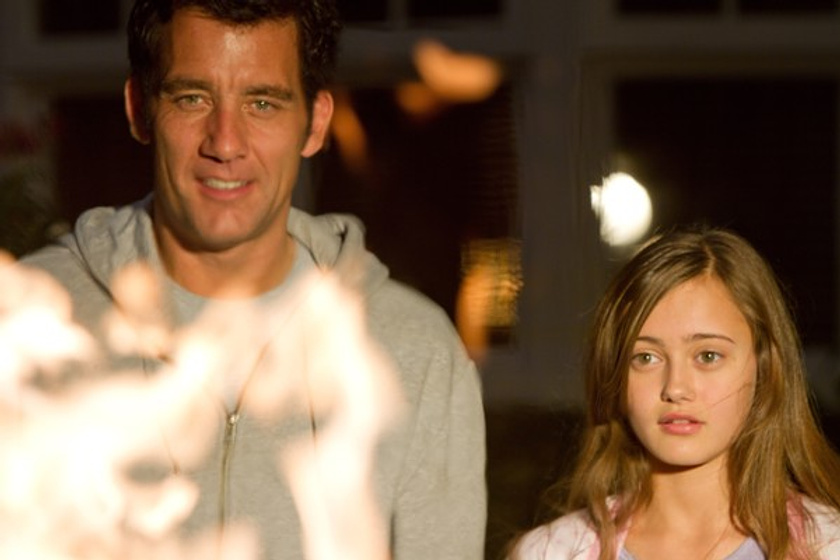 Clive Owen y Ella Purnell en Intruders