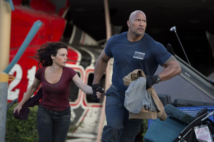 Dwayne Johnson y Carla Gugino en san-andres