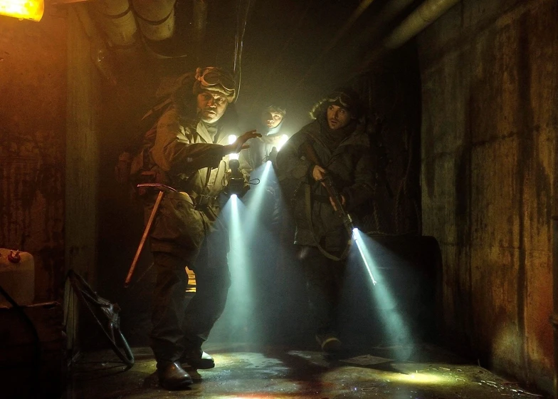 Laurence Fishburne y Kevin Zegers en colonia-v