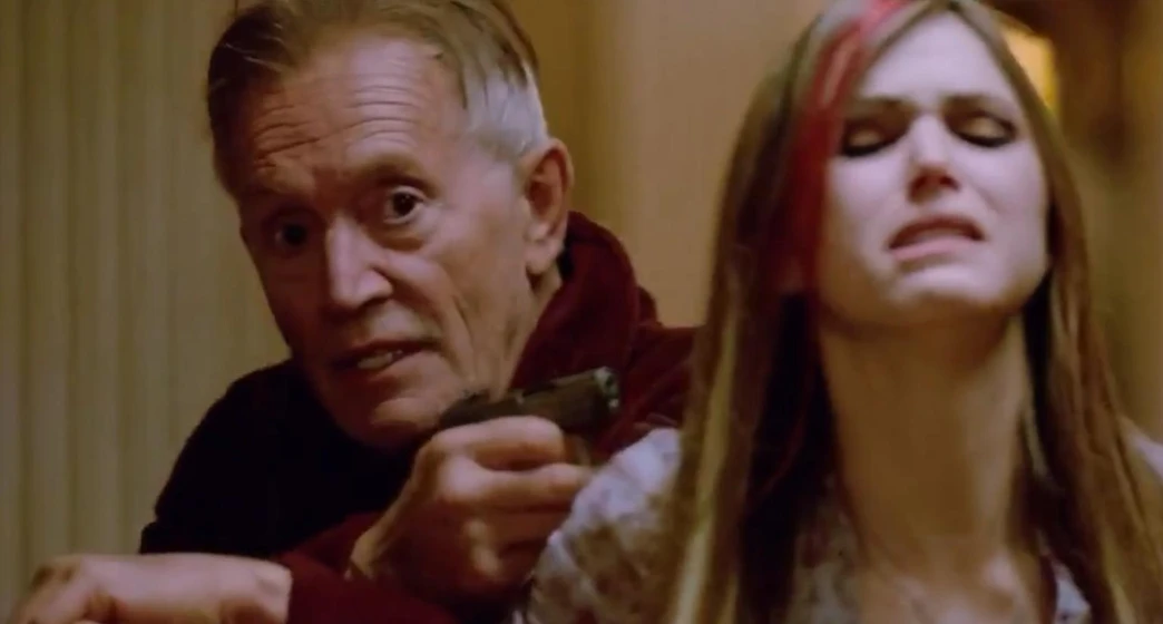 Lance Henriksen y Marcelle Baer en scream-of-the-banshee