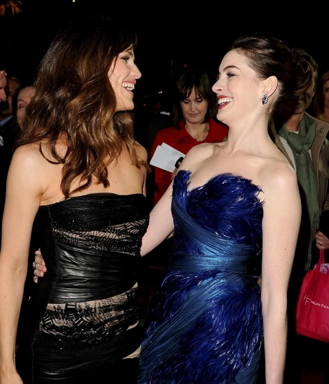 Jennifer Garner y Anne Hathaway en historias-de-san-valentin (Premiere L.A.)