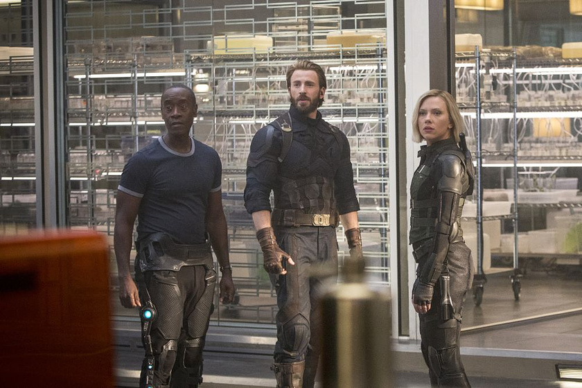 Don Cheadle, Scarlett Johansson y Chris Evans en Vengadores. Infinity War