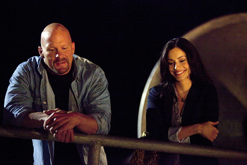 Steve Austin y Erica Cerra en The Stranger