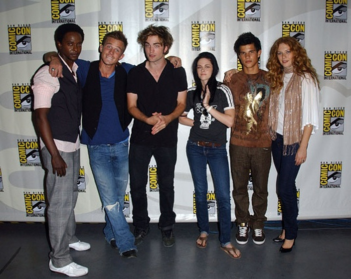 Kristen Stewart, Robert Pattinson, Rachelle Lefevre, Taylor Lautner, Edi Gathegi y Cam Gigandet en Crepúsculo