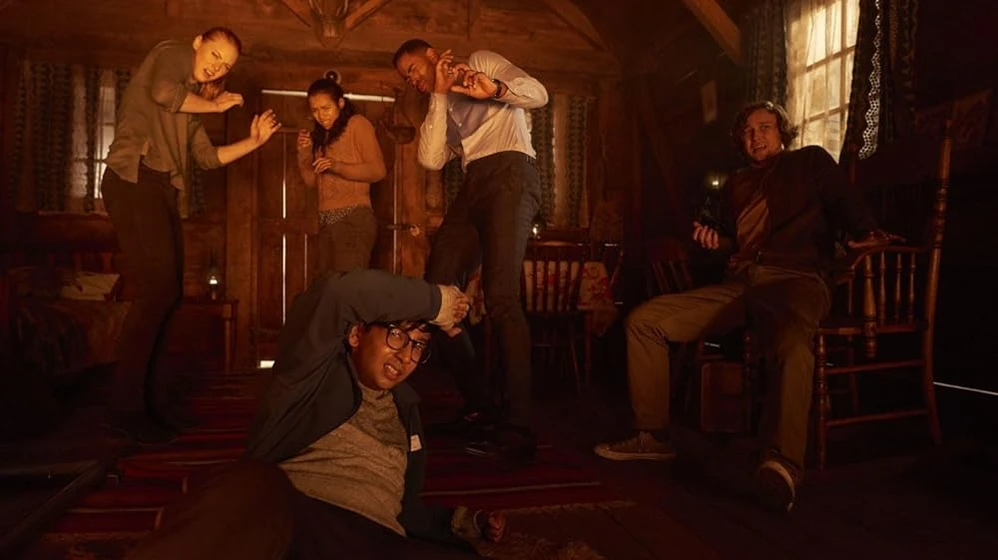Deborah Ann Woll, Jay Ellis, Taylor Russell, Nik Dodani y Logan Miller en escape-room-2019