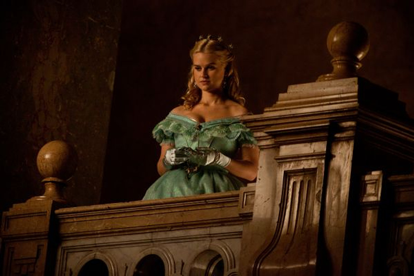 Alice Eve en El Enigma del cuervo