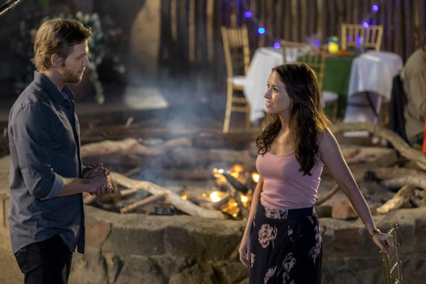 Lacey Chabert y Jon Cor en un-romance-de-safari