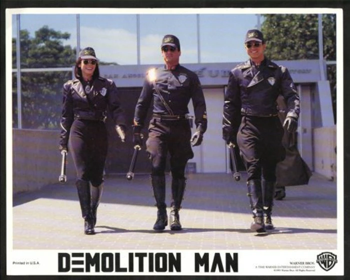 Sylvester Stallone, Sandra Bullock y Benjamin Bratt en demolition-man (Fotograma)