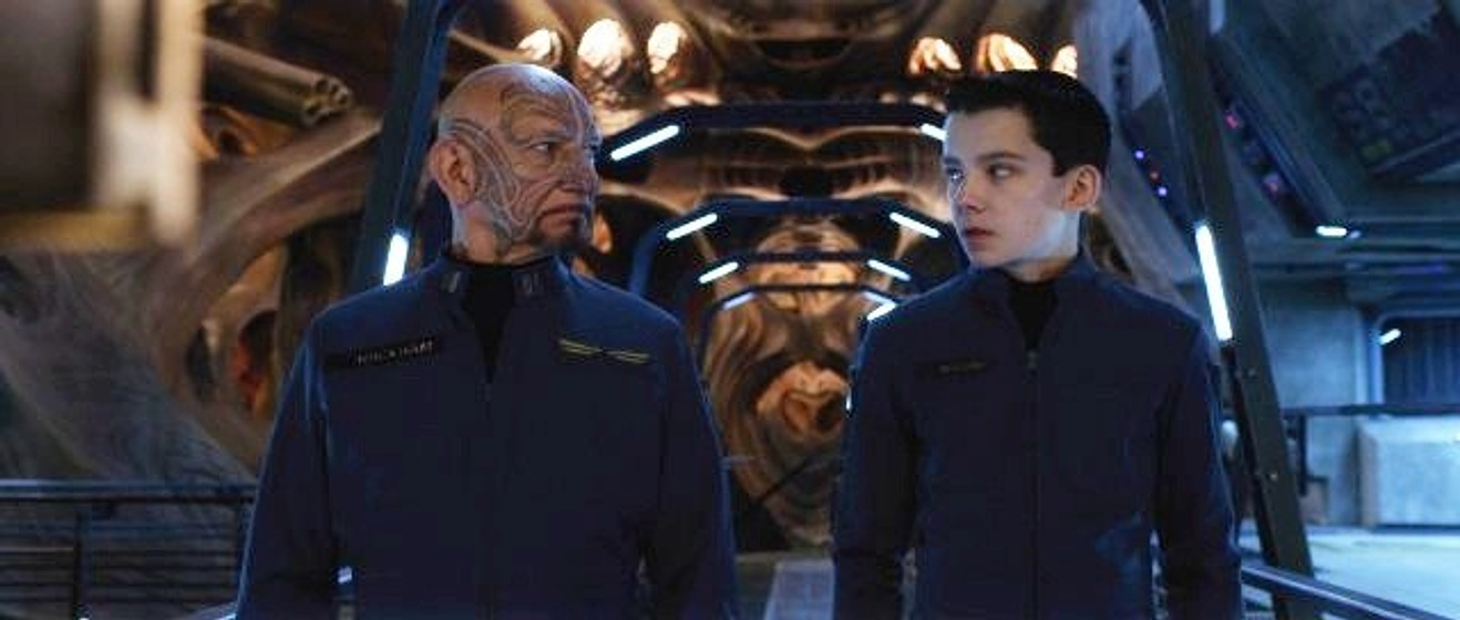 Ben Kingsley y Asa Butterfield en El Juego de Ender