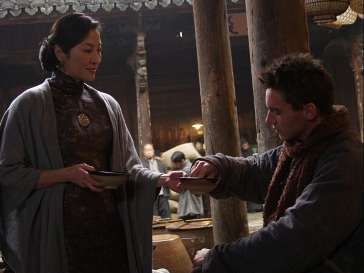 Maggie Cheung y Jonathan Rhys-Meyers en Los Niños de Huang Shi