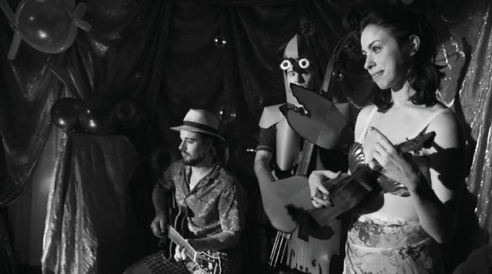 Emily Young, Christopher Hirsh y Miguel Rosales en God of Love