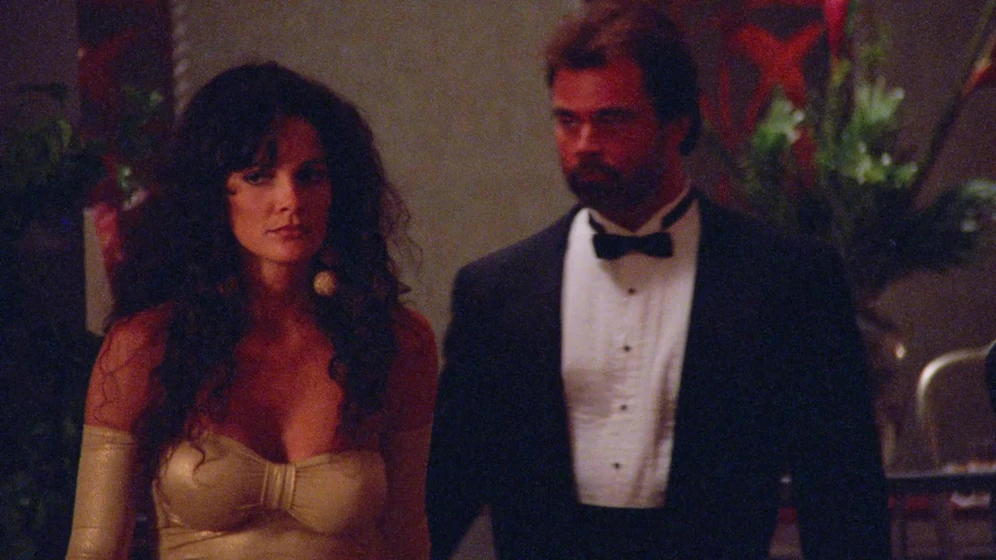 Brett Baxter Clark y Julie Strain en aptas-para-matar