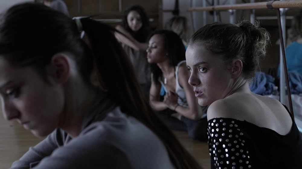 Laura Wiggins y Emma Dumont en hambre-al-limite