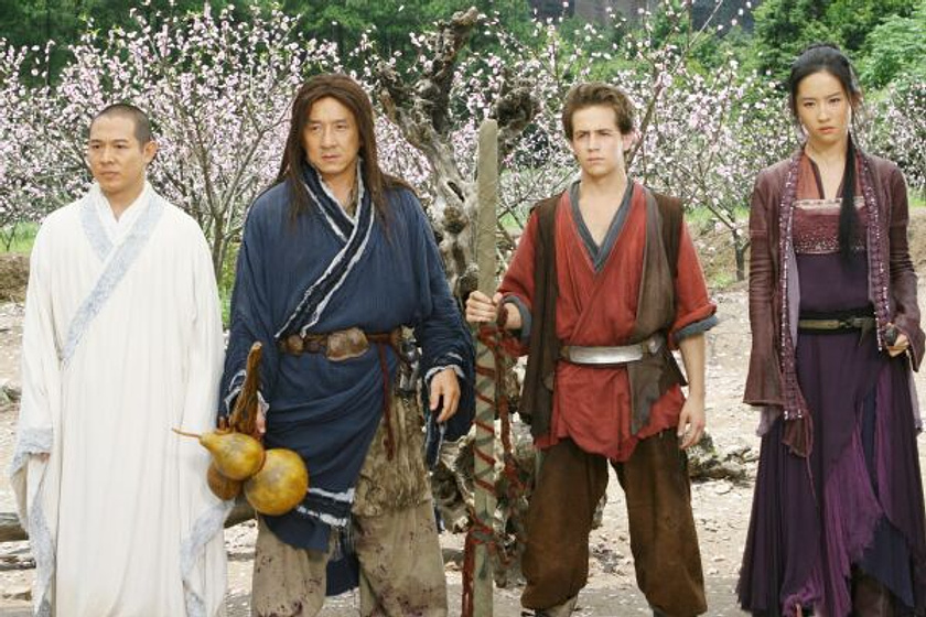 Jackie Chan, Jet Li, Michael Angarano y Yifei Liu en El Reino Prohibido