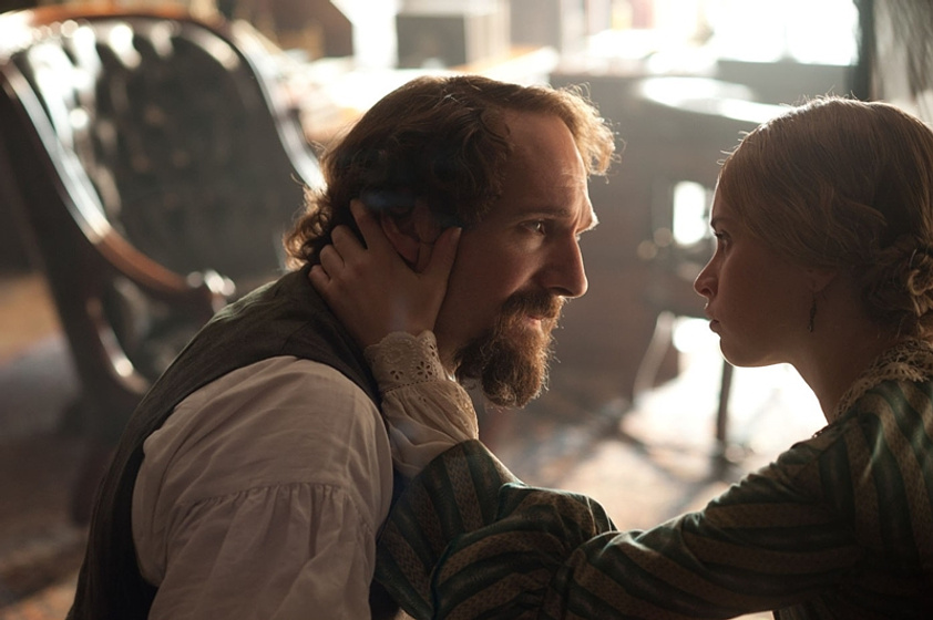Ralph Fiennes y Felicity Jones en The Invisible Woman