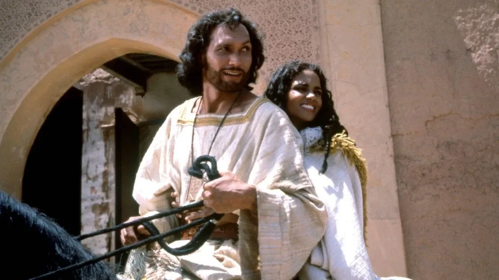 Jimmy Smits y Halle Berry en salomon-y-la-reina-de-saba-1995